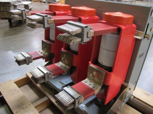 SQUARE-D MEDIUM VOLTAGE CIRCUIT BREAKER, MODEL# F-151, 534, MAX VOLTAGE 15 KV, FREQUENCY 50/60 HZ. LOADING & HANDLING FEE $15-4021
